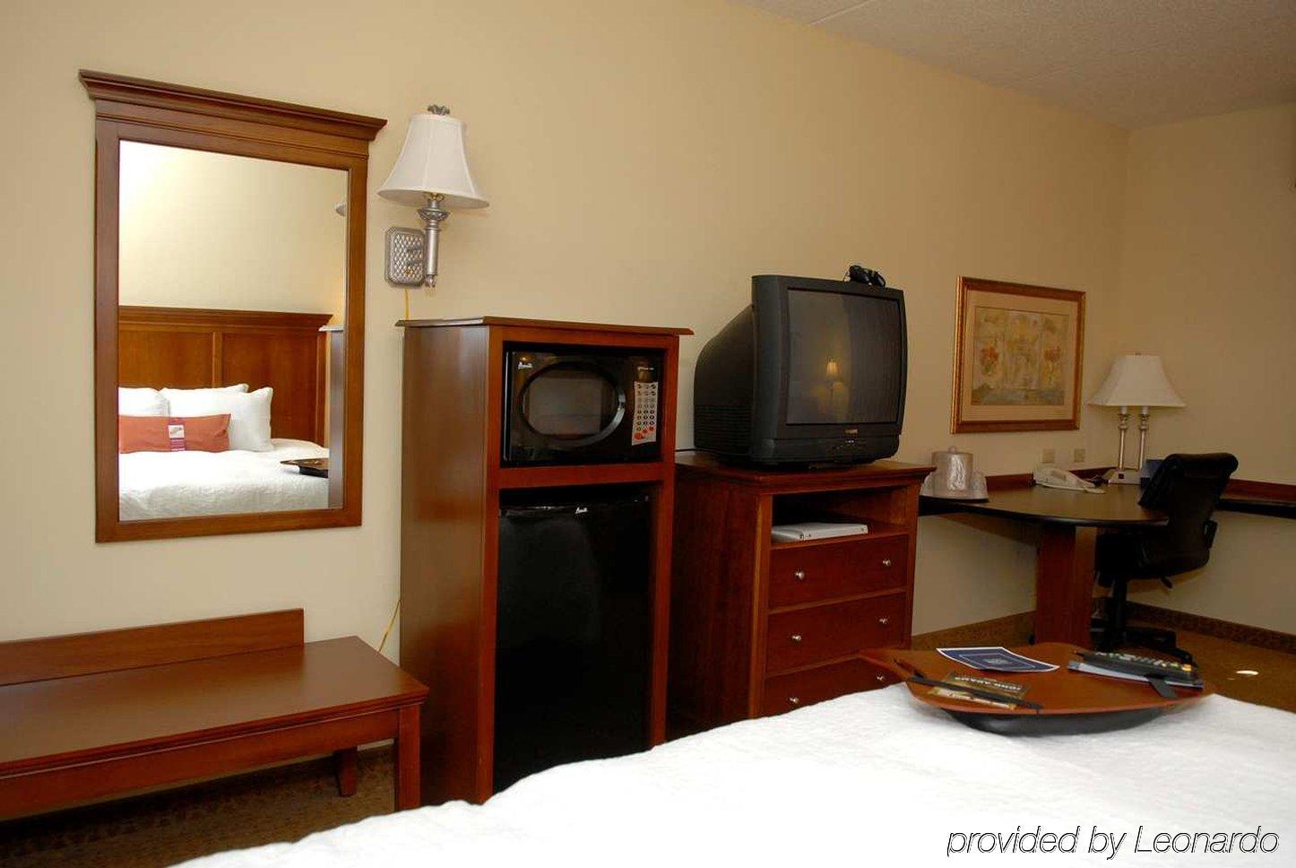 Hampton Inn & Suites Frederick/Fort Detrick Room photo