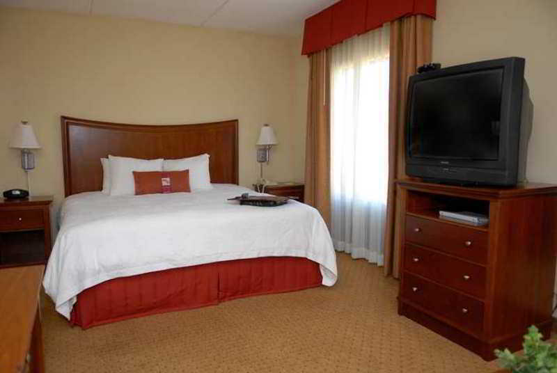 Hampton Inn & Suites Frederick/Fort Detrick Room photo